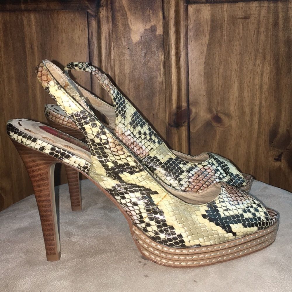 Ladies Two Lips Python Pumps - Picture 5 of 11